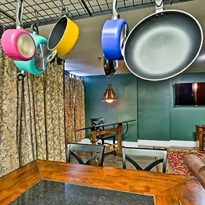 Apartment 221b - Sleeps Up To 5!, Saint Louis